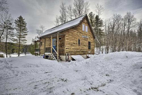 Το Adirondack Cabin on Peaceful Lake Near Glenfield! τον χειμώνα