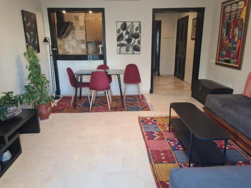 - un salon avec une table et des chaises rouges dans l'établissement marinamarina, à Agadir
