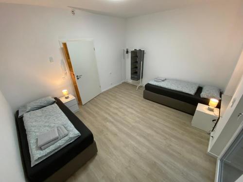 an overhead view of a bedroom with two beds at City Apartment - 9 Bedrooms - 22 Beds - WiFi - Kitchen in Paderborn