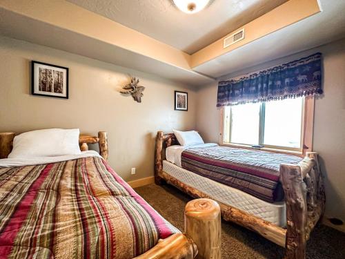 - une chambre avec 2 lits et une fenêtre dans l'établissement Large Luxury Lodge Sleeps 14, Fire Pit & Views!, à Duck Creek Village