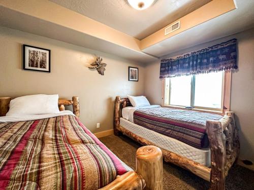 Ένα ή περισσότερα κρεβάτια σε δωμάτιο στο Large Luxury Lodge Sleeps 14, Fire Pit & Views!