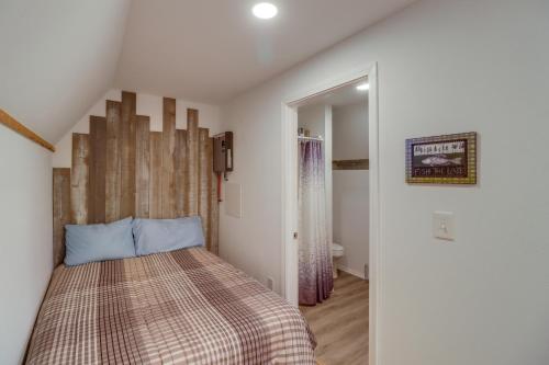 1 dormitorio con 1 cama con cabecero de madera en Higden Studio with Shared Patio, Yard Games, Grills!, en Fairfield Bay