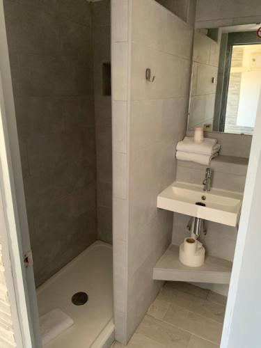 Bilik mandi di Aix Hotel