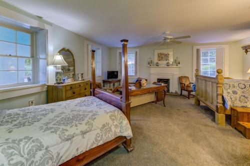 um quarto com uma cama, uma secretária e um lavatório. em The Duff Green Mansion em Vicksburg