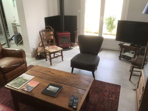 sala de estar con mesa de centro y silla en maison de vacances en bord de mer, en Saint-Hilaire-de-Riez