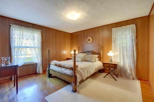 1 dormitorio con cama, escritorio y ventana en Haysi Nature Getaway with Fire Pit and On-Site Creek!, en Haysi