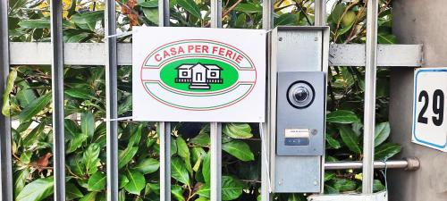 a sign for an open per cent sign on a fence at Casa di ALTAVILLA in Alba