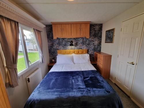 Postel nebo postele na pokoji v ubytování Millfield Caravan Park - The Sandhurst - Coastal Caravan Breaks