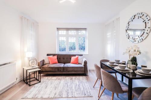 un soggiorno con divano e tavolo di 2 Bed Apartment - Great Location a Hendon