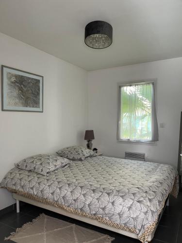 een slaapkamer met een bed in een kamer met een raam bij Maison Diane Arena, Gendarmerie, Rocade in Bouliac