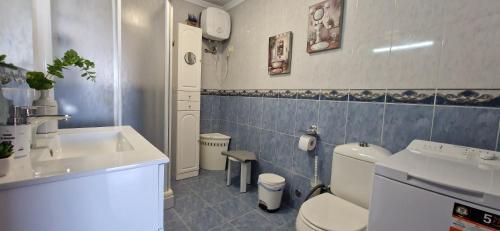 a bathroom with a toilet and a sink at Altillo Vista Mar in Moya