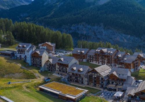 Superbe appartement en résidence avec piscine LES ORRES 1800