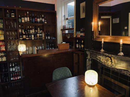 um bar com uma mesa de madeira e uma lareira em No 11 Rooms em Haworth