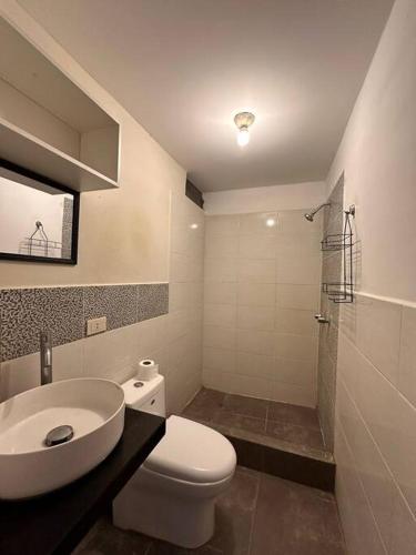 uma casa de banho com um WC, um lavatório e um chuveiro em Casa San Andrés Arenas I em Pisco