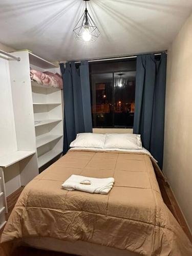 1 dormitorio con 1 cama grande en una tienda de campaña en Casa San Andrés Arenas I, en Pisco