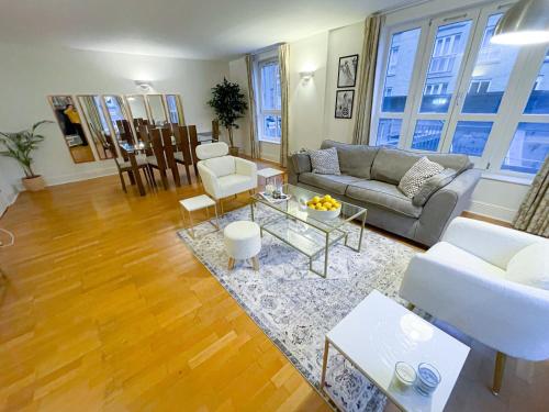 Luxury 2 bedroom apartment in central London at affordable rates tesisinde bir oturma alanı