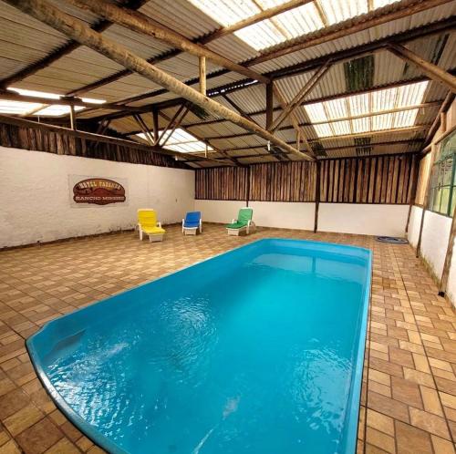 Hotel Fazenda Rancho Mineiro tesisinde veya buraya yakın yüzme havuzu