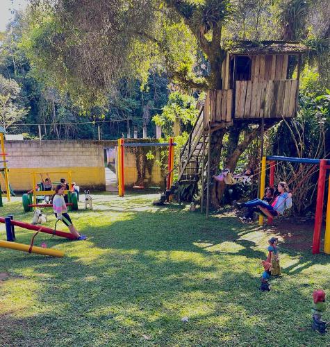 a group of children playing in a playground at Hotel Fazenda Rancho Mineiro in Engenheiro Paulo de Frontin