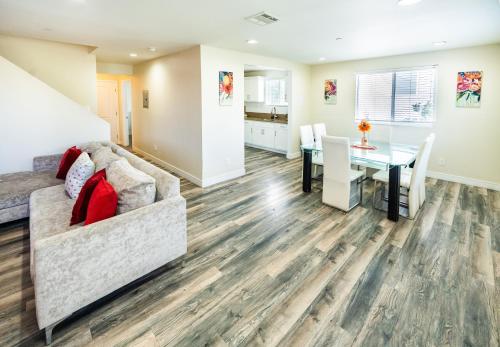 a living room with a couch and a table at Large chic 5-bedroom 3 bathroom clost to Downtown LA in Los Angeles