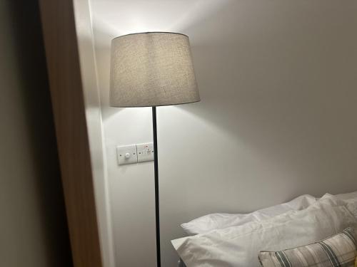 Een bed of bedden in een kamer bij Chic Citispace -1-Bed Apartment Leeds City-WiFi
