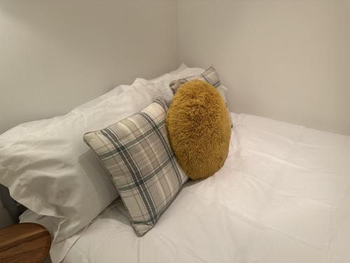 Een bed of bedden in een kamer bij Chic Citispace -1-Bed Apartment Leeds City-WiFi