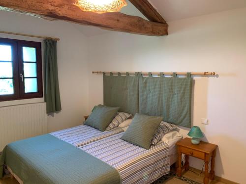 的住宿－Manoir Les Touches，一间卧室设有一张床和一个窗口