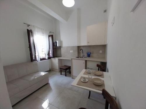 sala de estar con sofá y mesa en Marousos Central Guesthouse, en Portaria