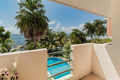 a balcony with a view of the ocean at Seáak Cancun Rentals in Cancún