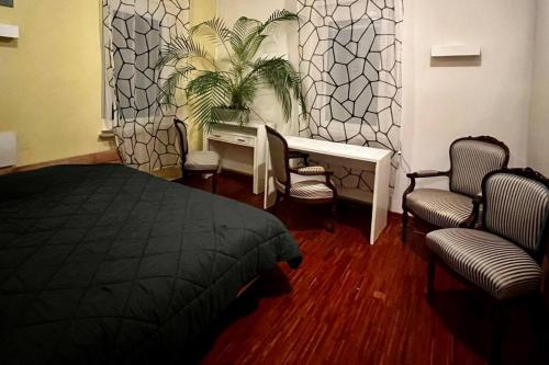 a bedroom with a bed and a desk and two chairs at nah zur S-Bahn und Altstadt in Esslingen