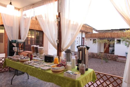 een tafel met eten in een kamer bij Anka Hostel in San Pedro de Atacama