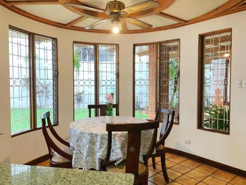 a dining room with a table and a ceiling fan at CASA 8 Bed&Breakfast in San José