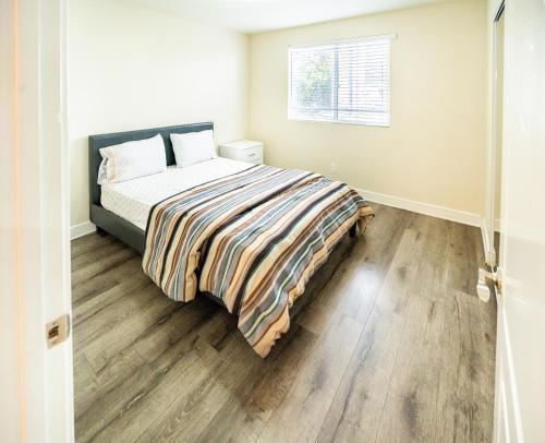 a bedroom with a bed and a window at Large chic 5-bedroom 3 bathroom clost to Downtown LA in Los Angeles