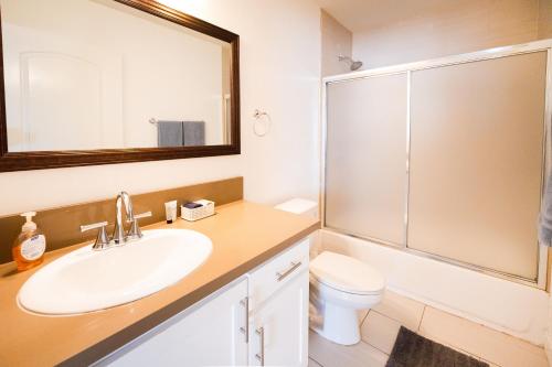 a bathroom with a sink and a toilet and a mirror at Large chic 5-bedroom 3 bathroom clost to Downtown LA in Los Angeles
