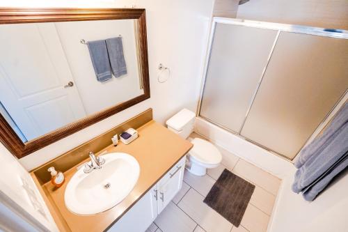a bathroom with a sink and a shower and a toilet at Large chic 5-bedroom 3 bathroom clost to Downtown LA in Los Angeles