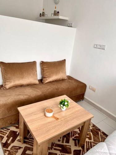 a living room with a couch and a coffee table at Studio de charme Centrale Rabat in Rabat