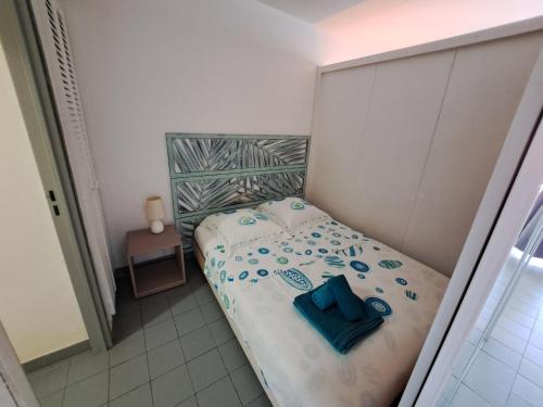 Postel nebo postele na pokoji v ubytování Appartement cosy en résidence à deux pas de la mer