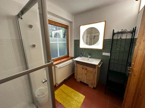 W łazience znajduje się umywalka i lustro. w obiekcie Ferienhaus Prettenthaler w mieście Gaal