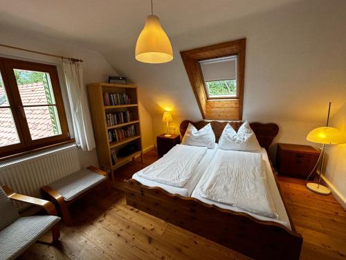 sypialnia z dużym łóżkiem i półką na książki w obiekcie Ferienhaus Prettenthaler w mieście Gaal