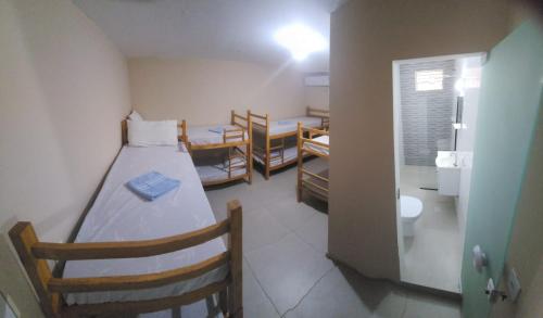 Habitación pequeña con cama y baño. en HOSTEL APRISCO Do CAIS, en Ilhéus