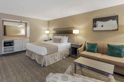 een hotelkamer met een bed en een bank bij Best Western Plus Executive Inn in Rowland Heights