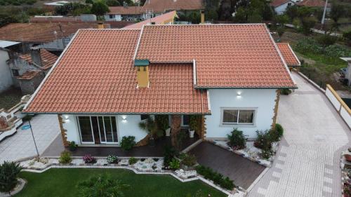 an aerial view of a house with an orange roof at O Cantinho da Rosa in Casal Lourenço