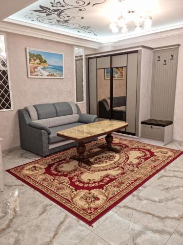 een woonkamer met een bank en een salontafel bij Modern Apartment in Chişinău
