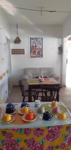 salon ze stołem i naczyniami w obiekcie Pousada em Fazenda Nova Dona Rosy w mieście Fazenda Nova