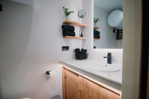 La salle de bains est pourvue d'un lavabo et d'un miroir. dans l'établissement Alpine Home Sierra Nevada, à Sierra Nevada