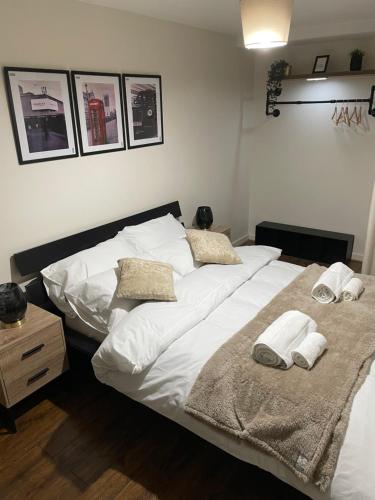 une chambre avec deux lits avec des serviettes dessus dans l'établissement Luxury 1 or 2 bedroom Apartment Birmingham City Centre, à Birmingham