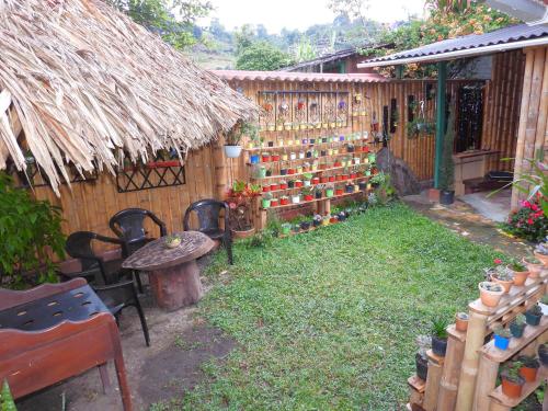 a garden with a table and chairs and a fence at La Molienda Casa Hotel in San Agustín