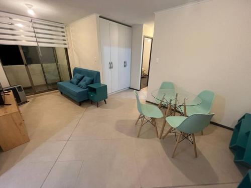 - un salon avec un canapé bleu, une table et des chaises dans l'établissement Departamento en Constitución, à Constitución