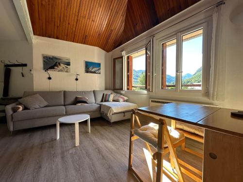 un salon avec un canapé et une table dans l'établissement Appartement Bordères-Louron 1 à 3 personnes 3 étoiles, proche Loudenvielle, à Bordères-Louron