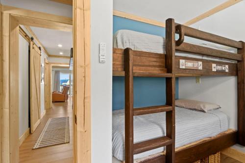 - deux lits superposés dans une petite maison dans l'établissement Sugar Ski and Country Club - Ski In/Ski Out, à Sugar Mountain