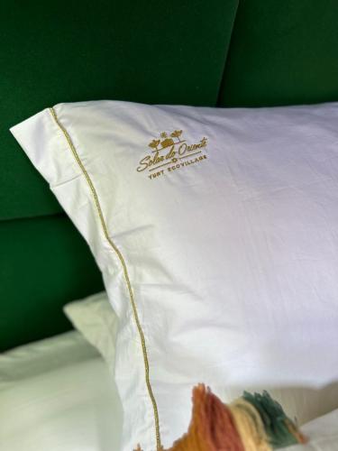 a white pillow on a bed with a sandwich at Glamping montain experience in São Joaquim